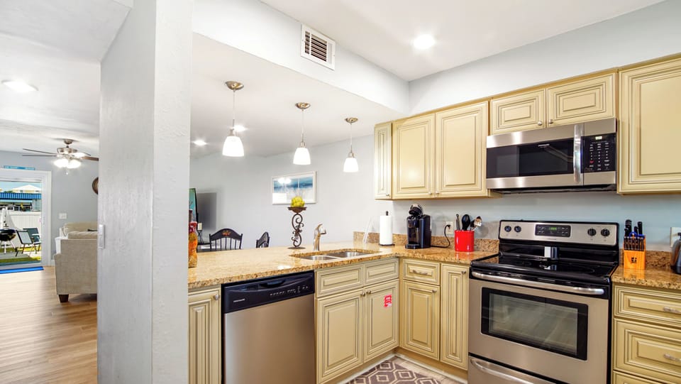 Lower Level: Fully equipped kitchen with stainless steel appliances