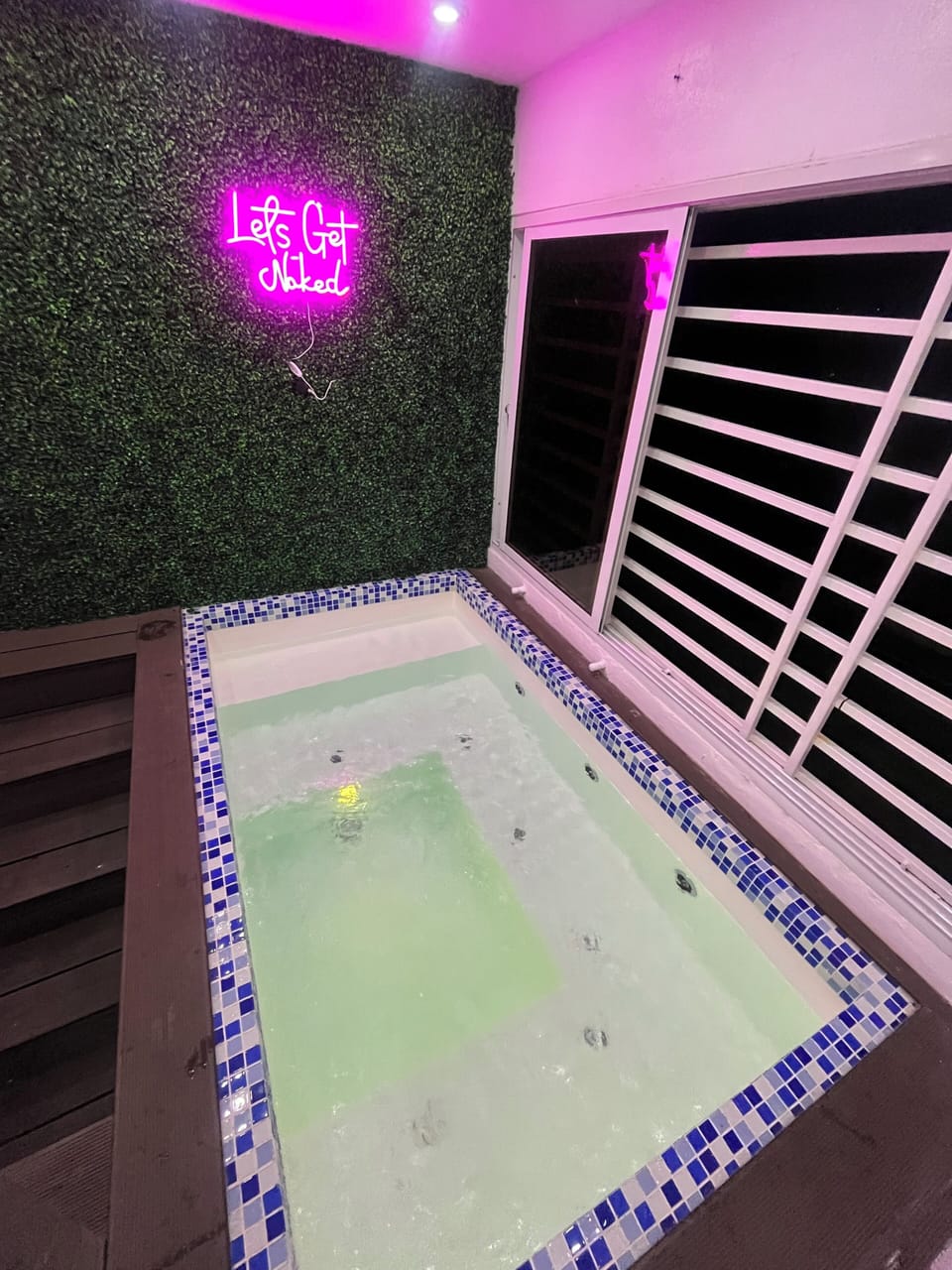 Indoor spa tub