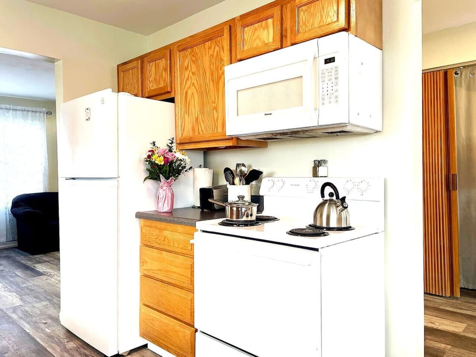 Fully Equipped Kitchen Includes Fridge/Freezer w/icemaker, Microwave, Range, Pots and Pans, Utensils and Place ware