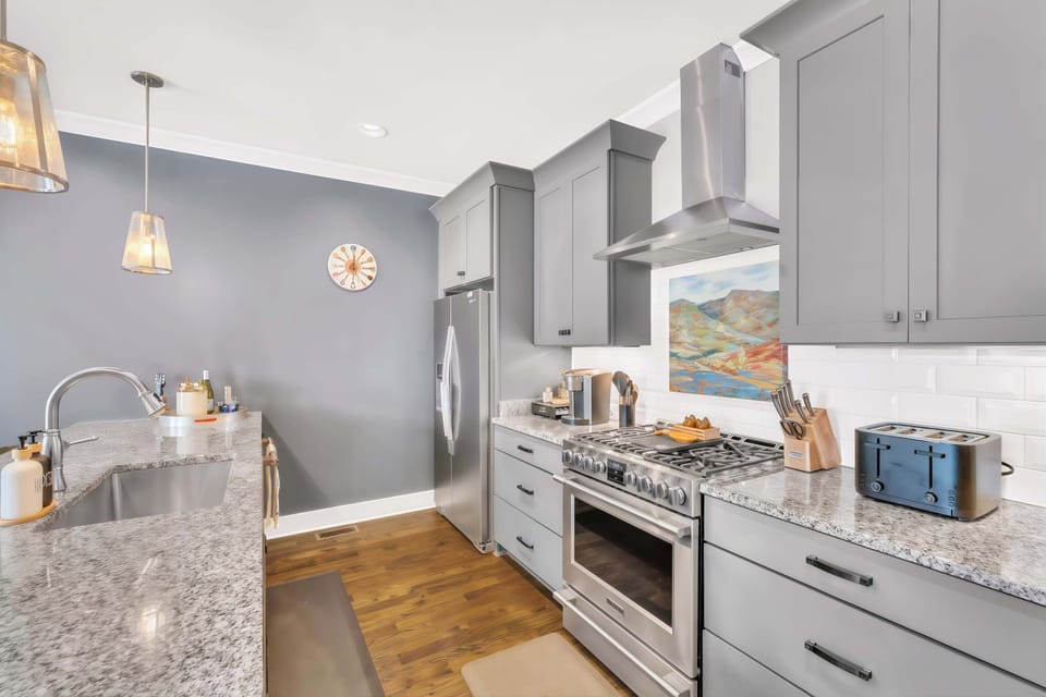 Discover this stylish kitchen, ideal for your Nashville getaway! With sleek granite countertops and modern finishes, it's perfect for cooking and hosting. Enjoy brunch while soaking in the Music City vibes in this luxurious downtown retreat!