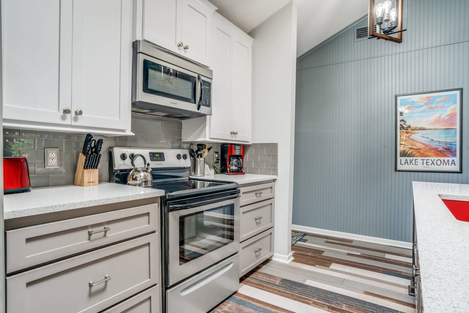 Kitchen, Well stocked with cooking basics, dishware & flatware, coffee maker.