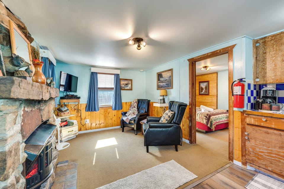 Living Room | Electric Fireplace | TV w/ Cable | Central Heating | Free WiFi