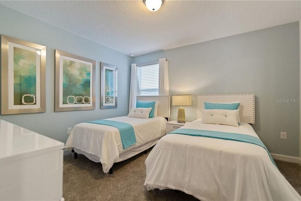 Bedroom with Twin Beds