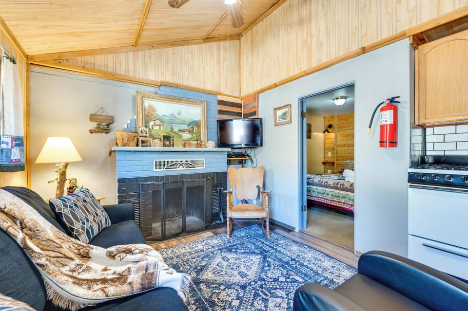 Living Room | Queen Sleeper Sofa | Free WiFi | TV w/ Cable | Central Heating