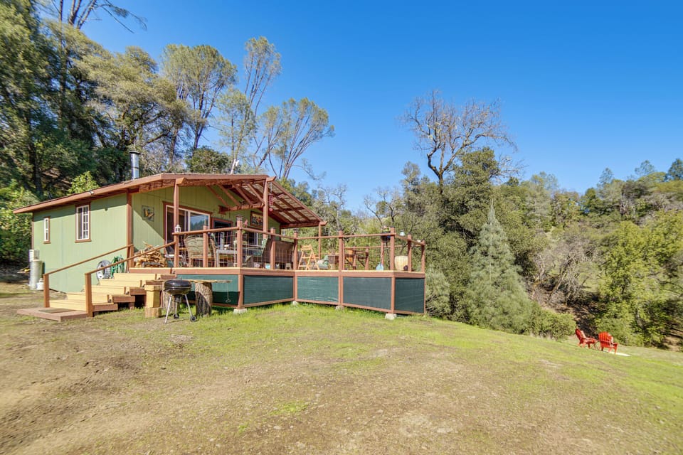 Single-Story Studio | Deck w/ Hot Tub | Hiking & Wildlife Spotting On-Site