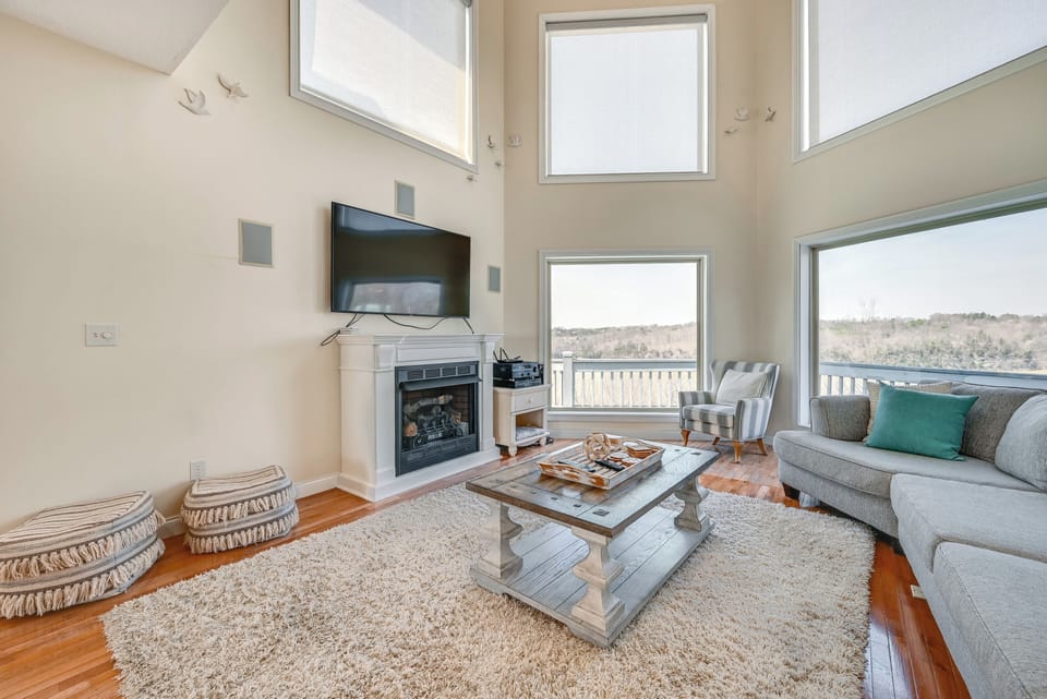 Bronston Vacation Rental | 4BR | 3.5BA | 2,940 Sq Ft | 2 Steps to Enter