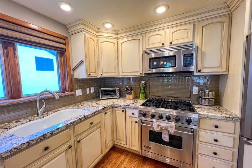 Cook like a pro with this stunning Viking gas range!