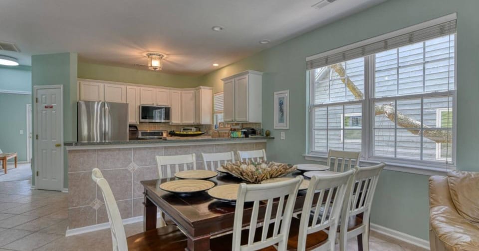 Dining area and Breakfast Bar
