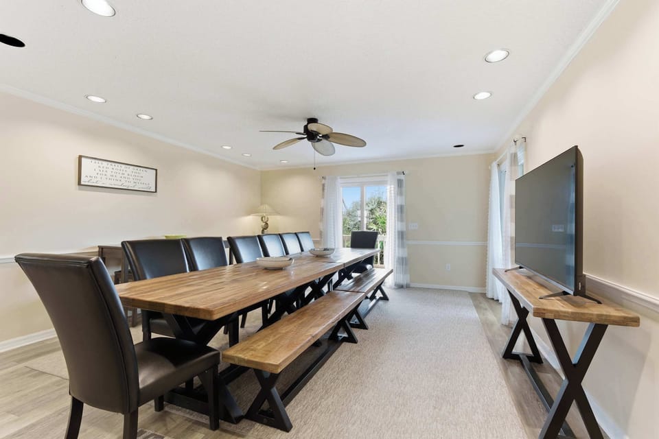 Dining area 1 | Perfect for family gatherings.