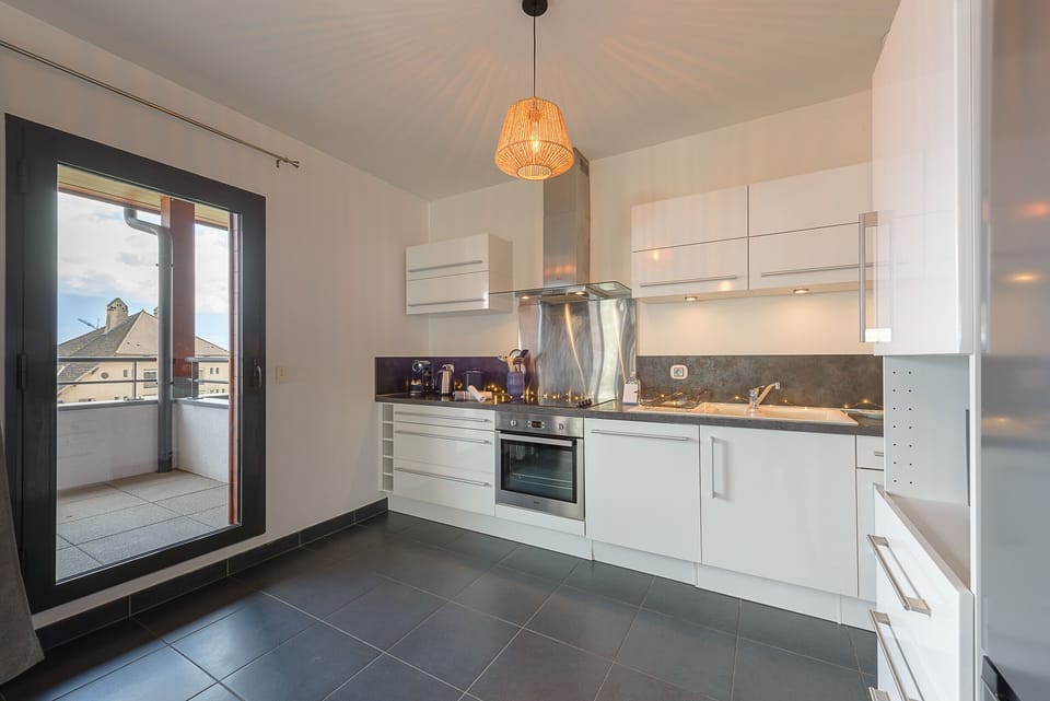 Fully equipped kitchen (oven, microwave, dishwasher, Nespresso, kettle, toaster, etc.)