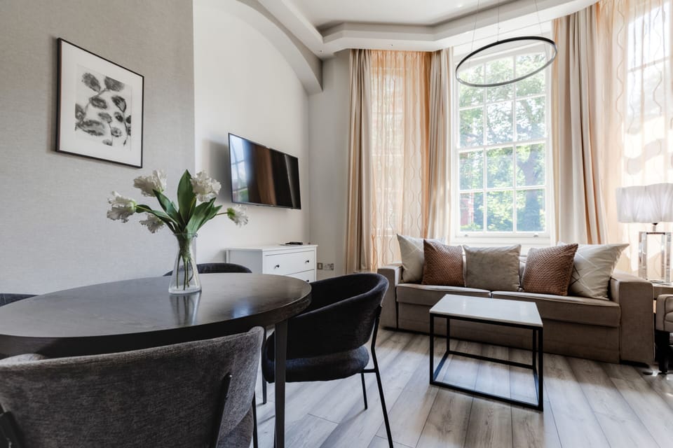 Living Room / Lounge