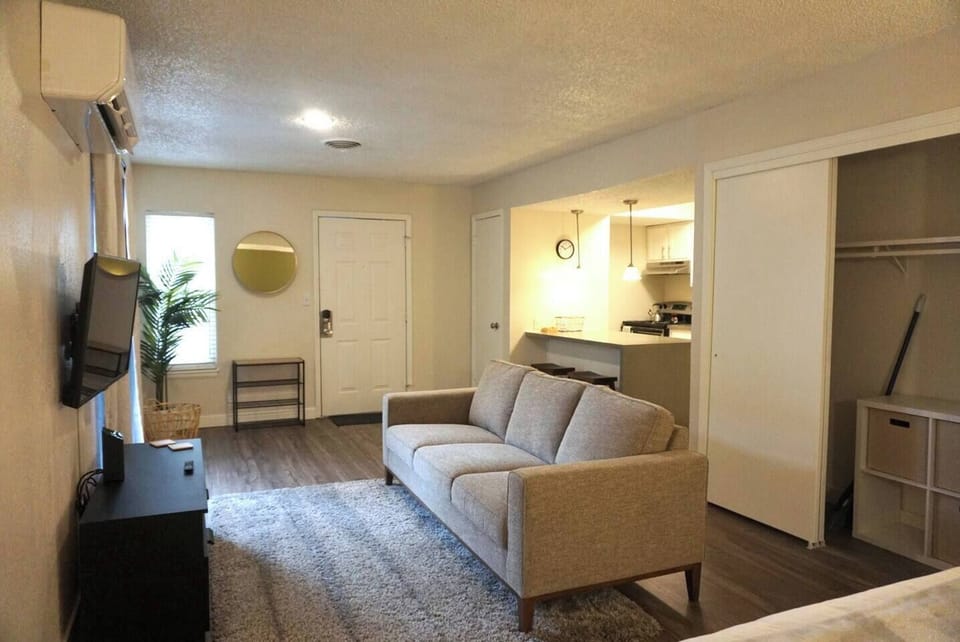 Welcome to our Charming Downtown Studio