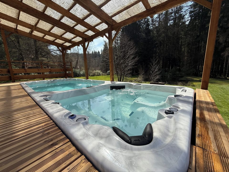 Outdoor spa tub