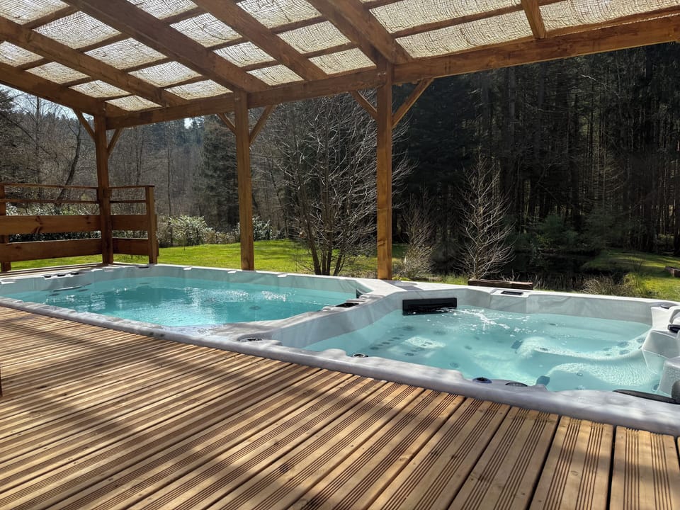 Outdoor spa tub