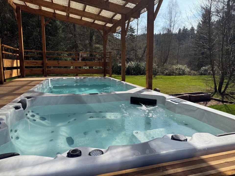 Outdoor spa tub