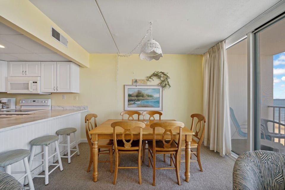 Plenty of seating for 6 at the dining room table!