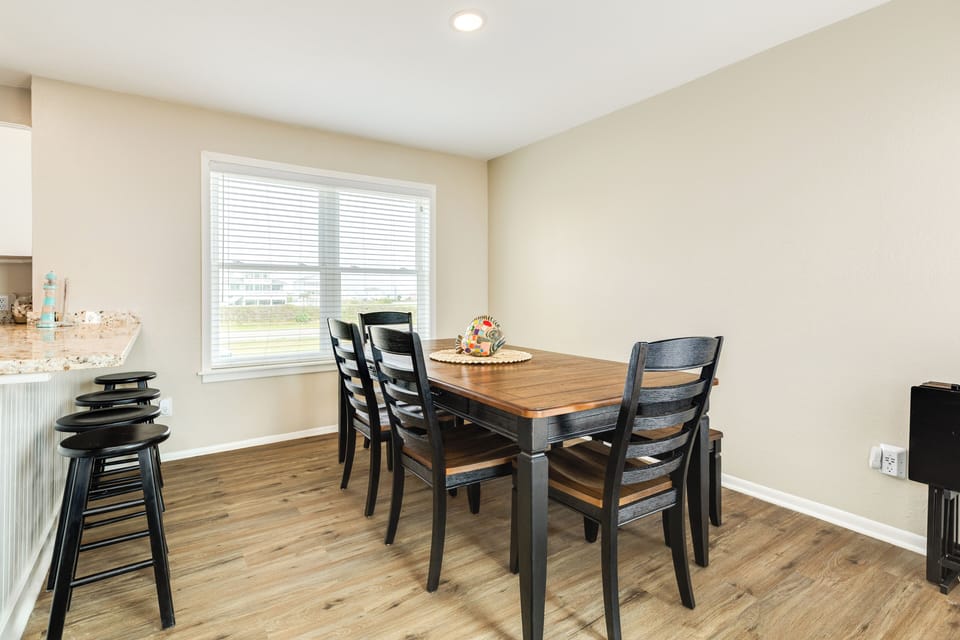 Sit up to 7 at the dining table