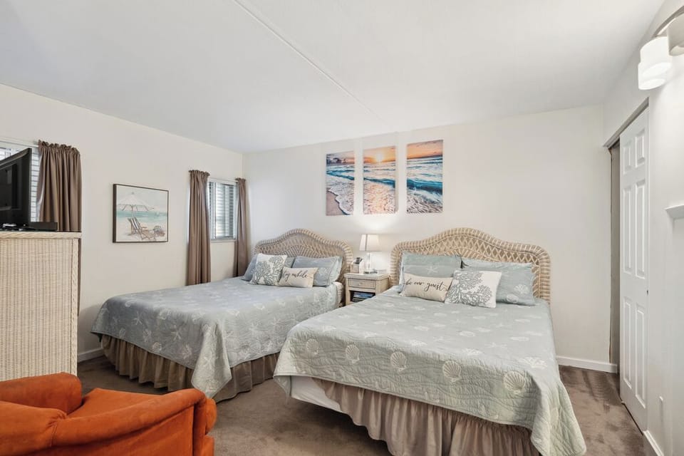The Bedroom with 2 cozy Queen Beds!