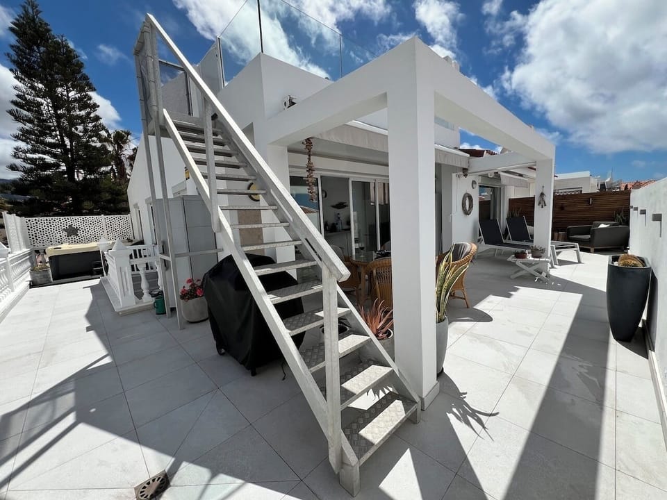 Villa Marejadilla - spacious terrace with steps up to rooftop terrace