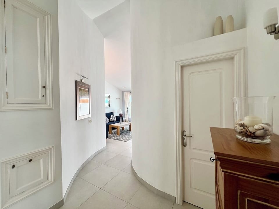Unique curved wall leading into the lounge