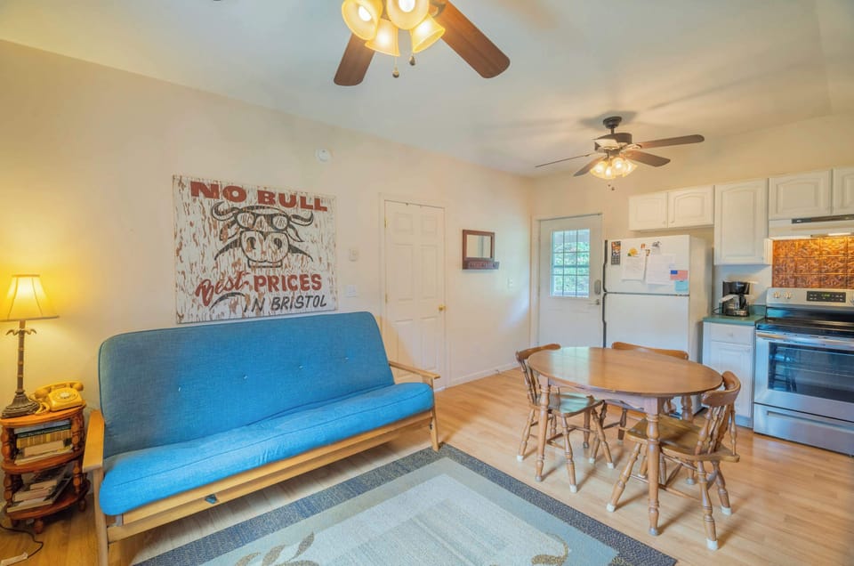 This sweet little space has all you need for a peaceful getaway! Relax in the living room, with beautiful views of nature and prepare your meals in the fully equipped kitchen. 