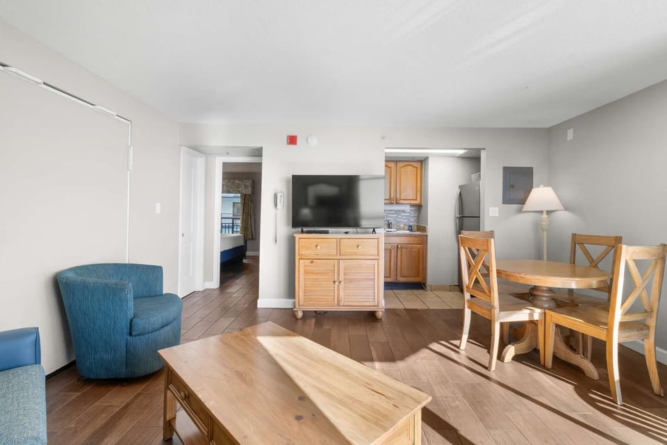 2. King Suite with Partial Ocean View