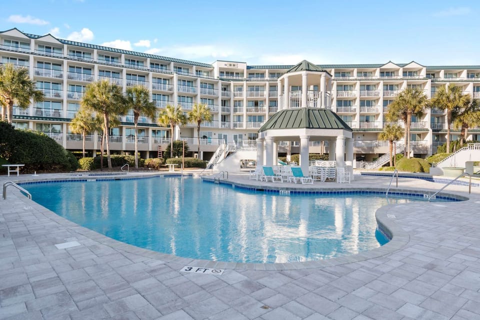 3.Outdoor Pool