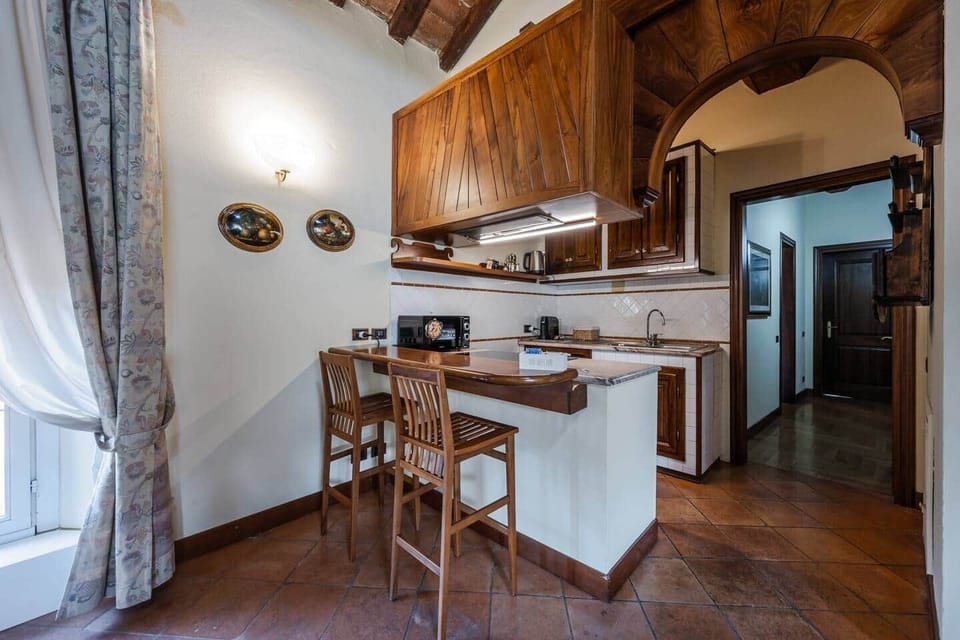 E' mattina stai preparando un caffè, con il suo profumo nell’aria, e ti siedi al tavolo apparecchiato per gustando un calice di vino o una buona colazione.