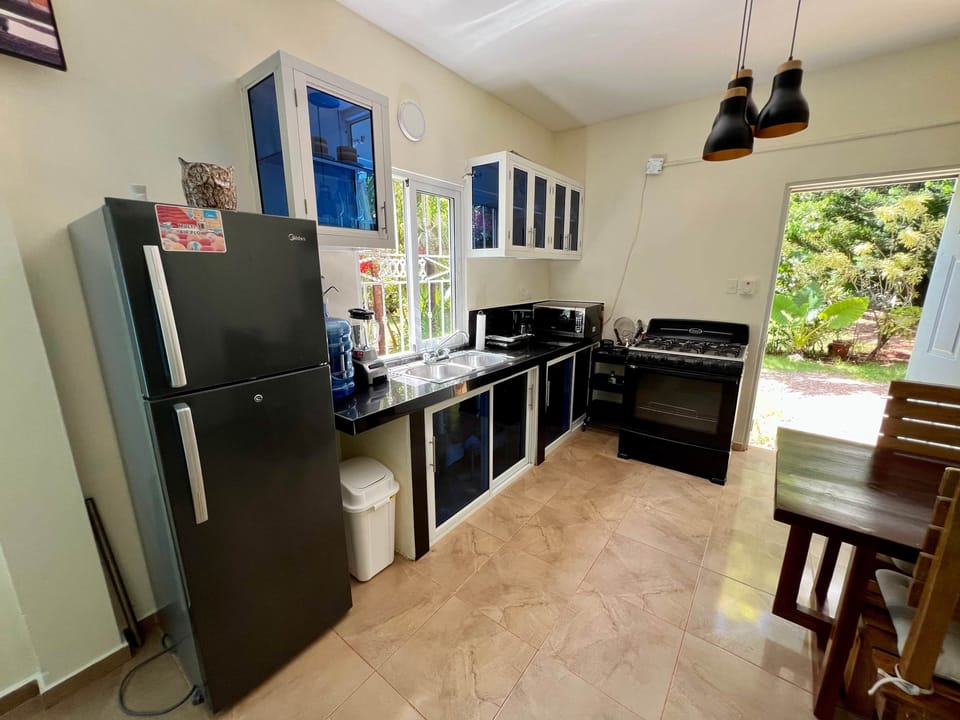 Kitchen & table 