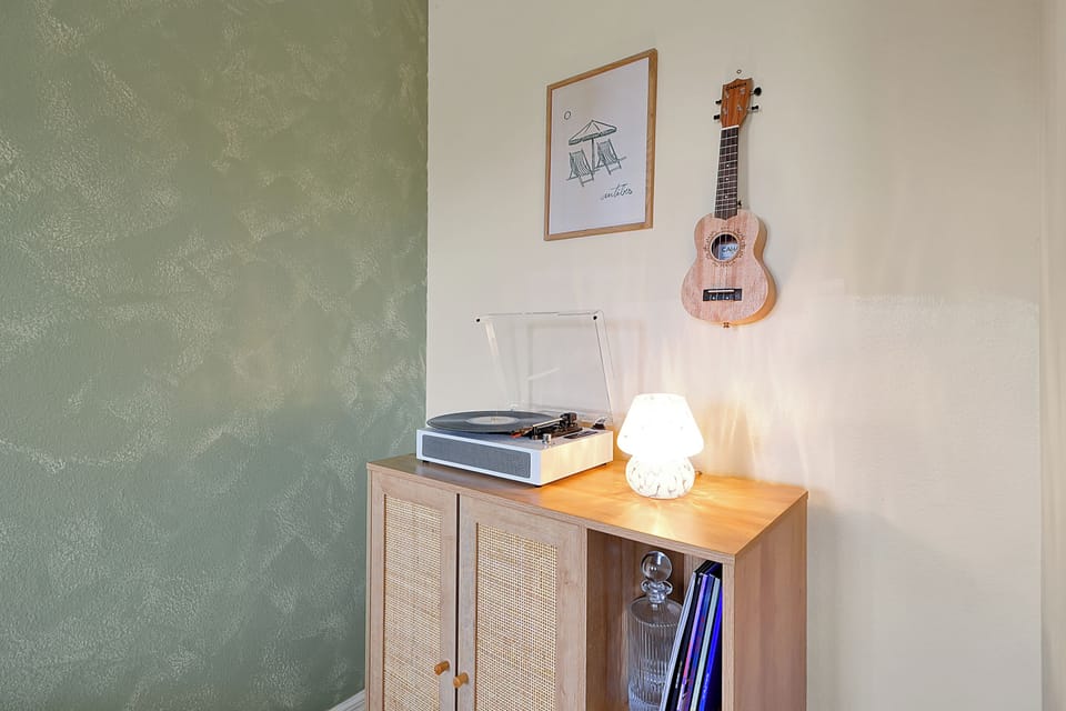 Record player in living room 2
