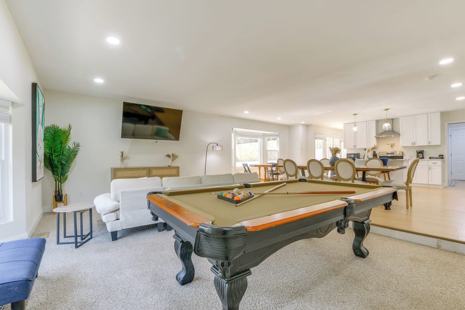 Living Room | Main Level | Free WiFi | Central Heat & A/C | Smart TV