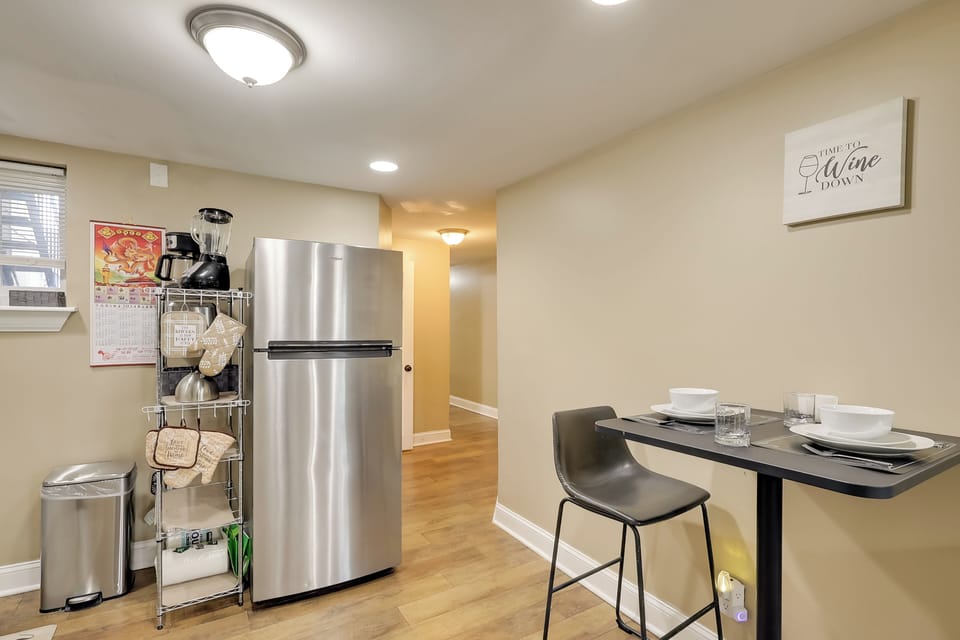 Dining Area | Dishware/Flatware Provided