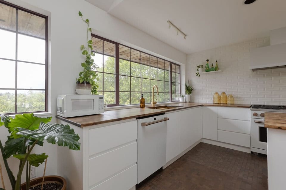 Kitchen sink and full sized dishwasher