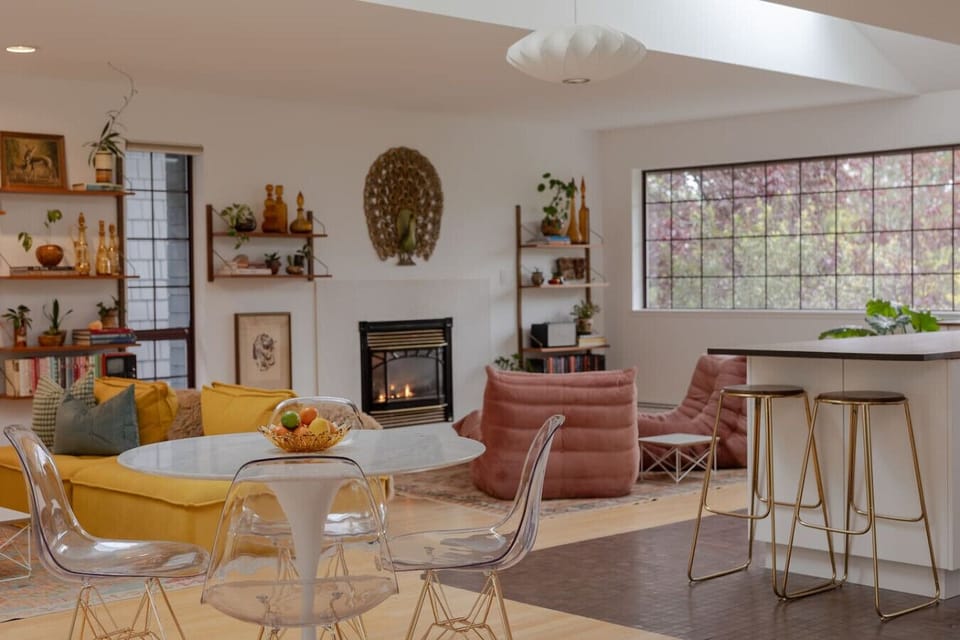 Open concept living and dining room, perfect for a small group.