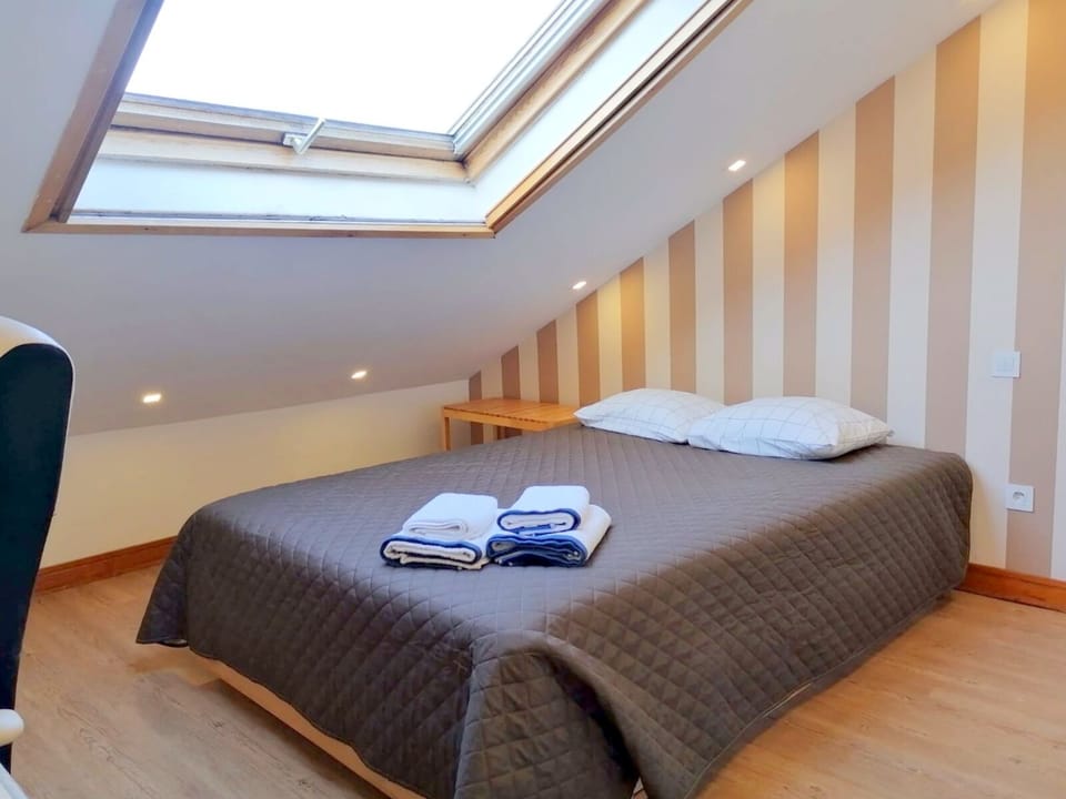 Comfortable Bed. Bed size: 140x200 cm. Sheets and towels are changed weekly