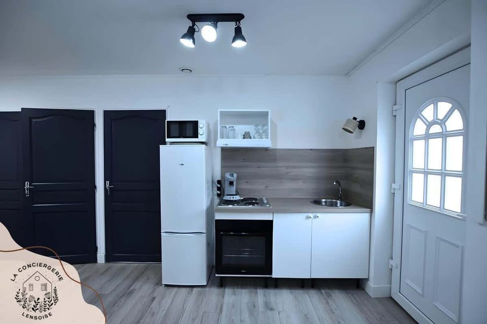 CUISINE EQUIPEE, FOUR, MICRO ONDE, SENSEO