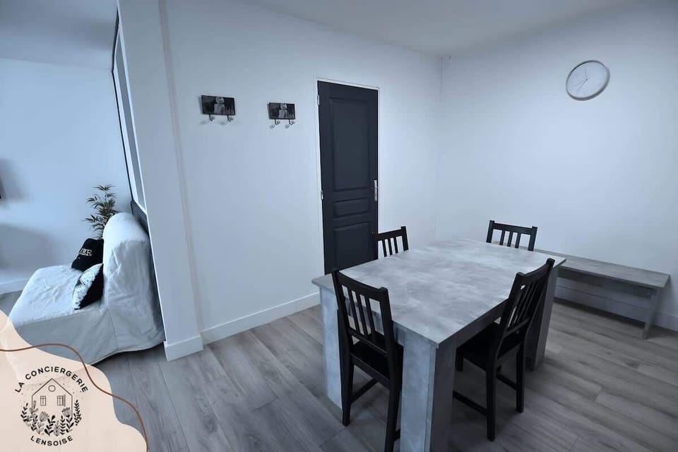 SALLE A MANGER POUR 4 PERSONNES