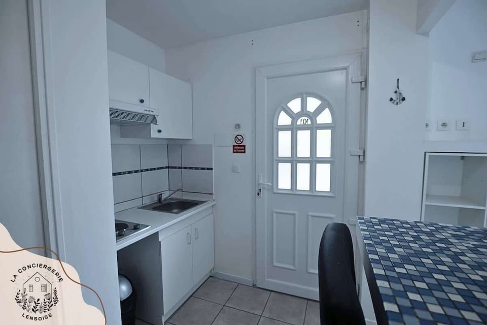 CUISINE EQUIPEE
PLAQUE DE CUISSON
MICRO ONDE
SENSEO
BOUILLOIRE