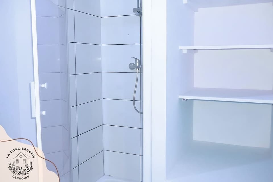 SALLE DE DOUCHE
A DROITE RANGEMENT 