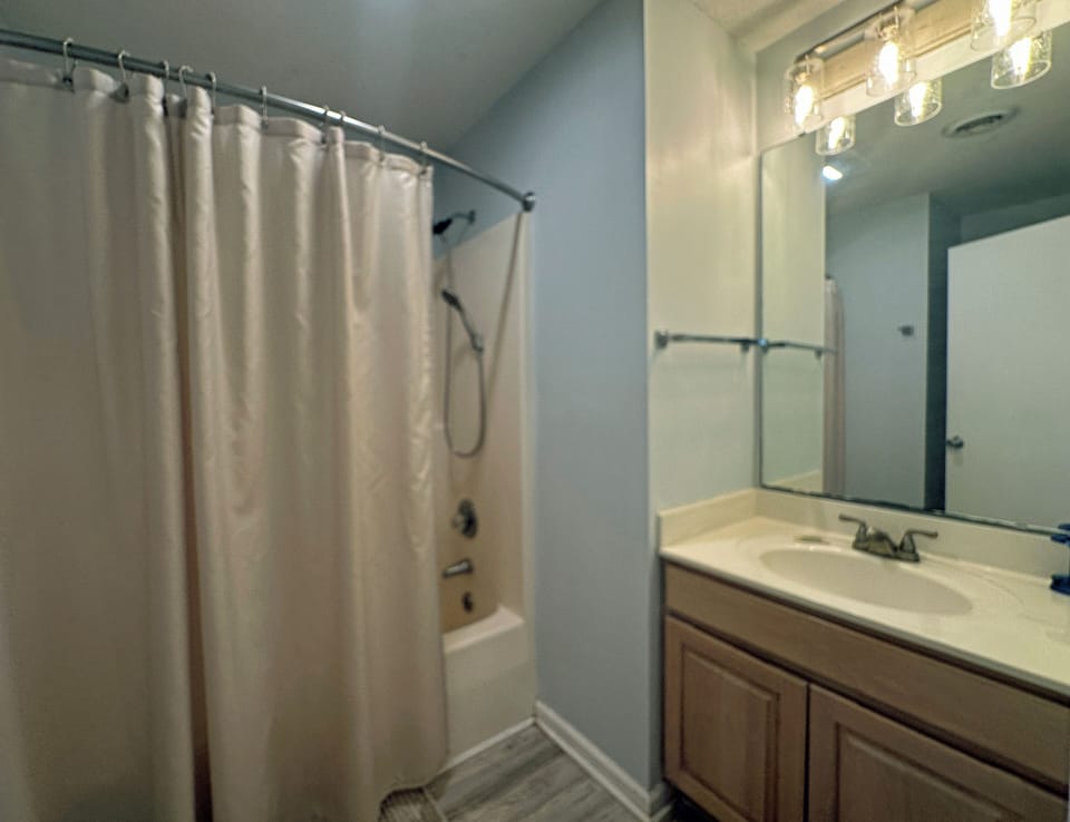 Hall Bathroom with Tub/Shower Combo