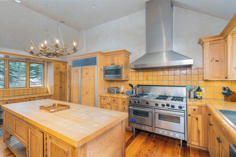 Kitchen: Main floor, Sub-Zero fridge, Viking oven, blender, drip coffee maker, cooking utensils