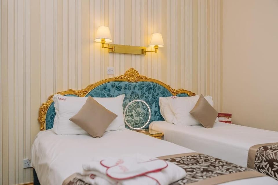 2 Twin beds