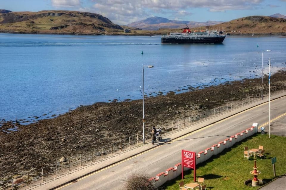 Feel tucked into lush hillsides with calming coastal scenery.
