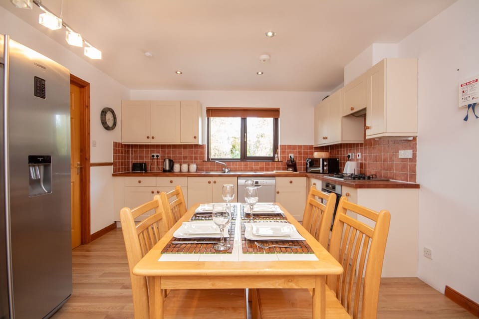 23 Redwood Kitchen3