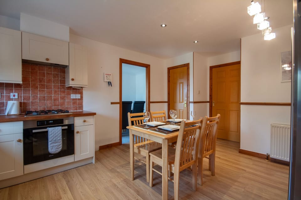 23 Redwood Kitchen2