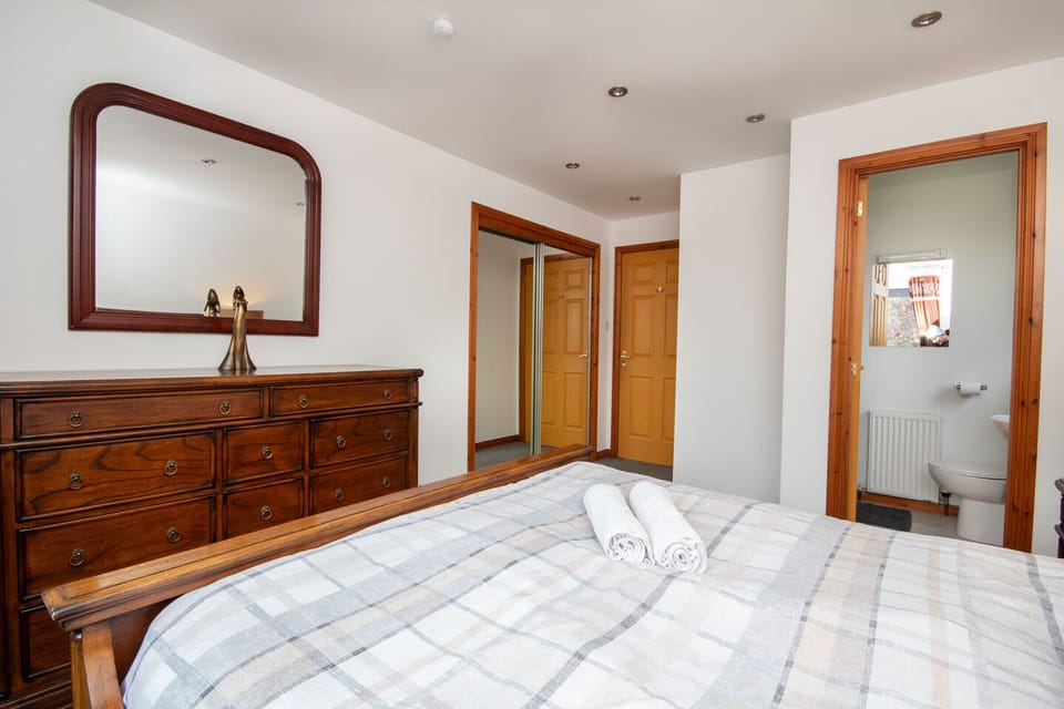 23 Redwood Bedroom4 3