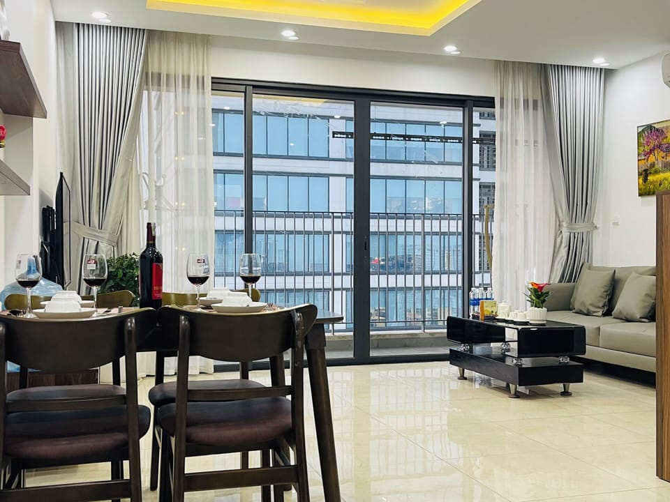 Không gian phòng khách rộng, có ban công thoáng, tầm nhìn rộng