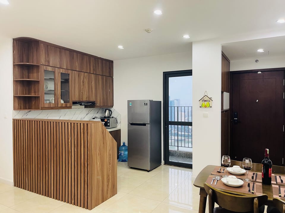 Khu  bếp đầy đủ tiện nghi, lô gia máy giặt có tầm nhìn view hồ 