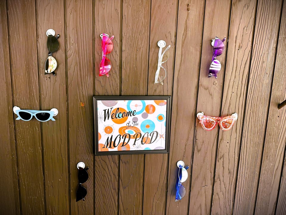 The sunglass bar