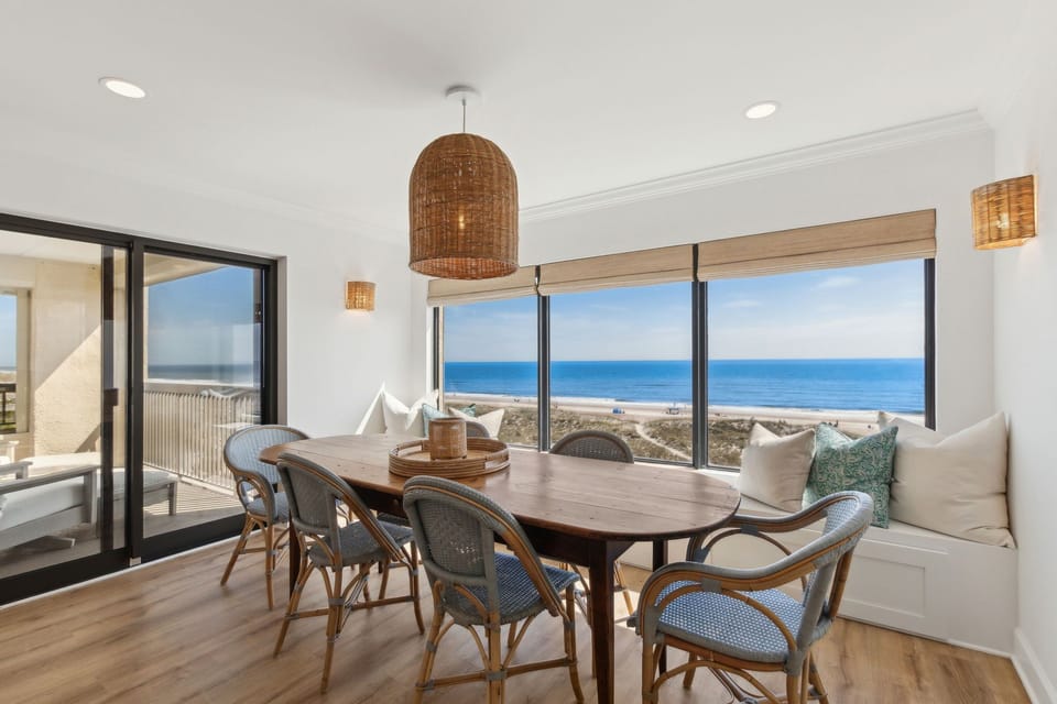 Dining Area with Expansive Oceanfront Views and Seating for 6